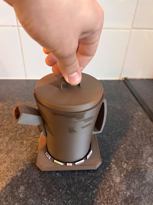 Step 9: When the tea is ready, twist the lid to close the strainer
