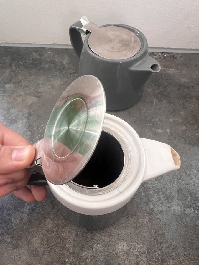 Lifting out the teapot's strainer